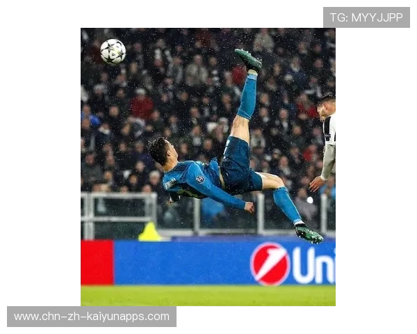 C罗极限角度外脚背破门动作潇洒：美学与力量的高光瞬间